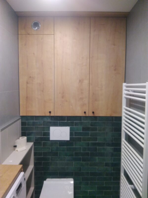 Kúpeľňová skriňka nad záchod – dubový laminát